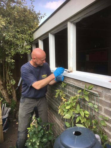 Het buitenschilderwerk vraagt om regelmatig onderhoud. J.J. van Oosterhout doet dit voor u.