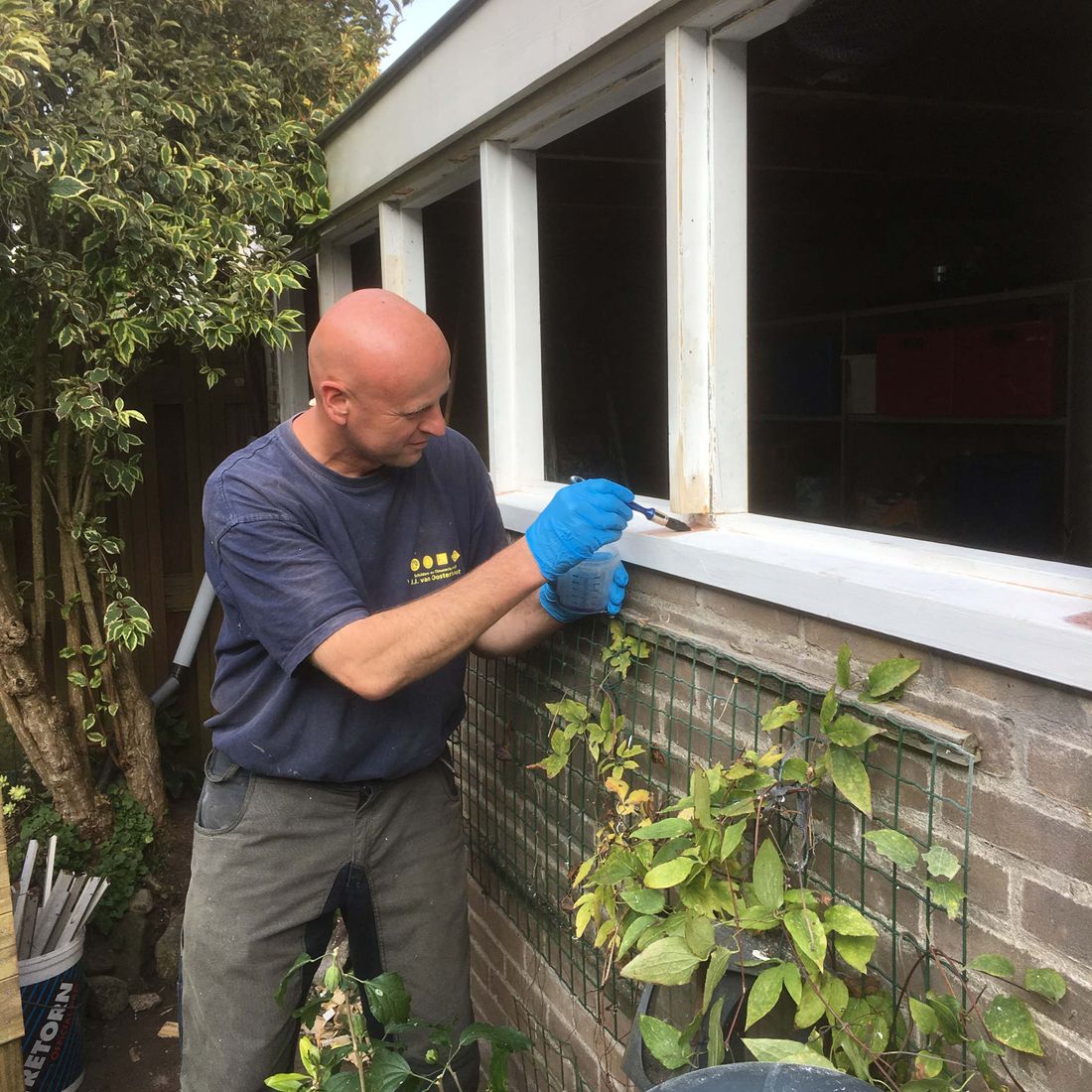 Het buitenschilderwerk vraagt om regelmatig onderhoud. J.J. van Oosterhout doet dit voor u.